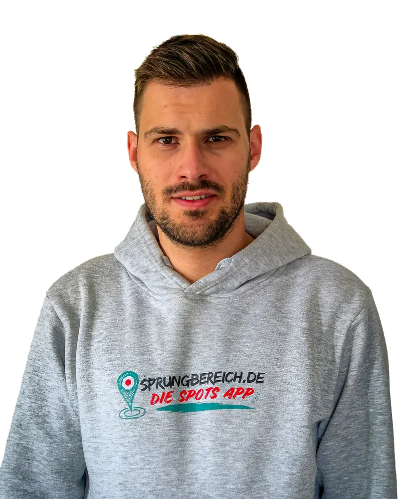 Fabi im grauen Hoodie mit dem Sprungbereich.de-Logo „Die Spots App“